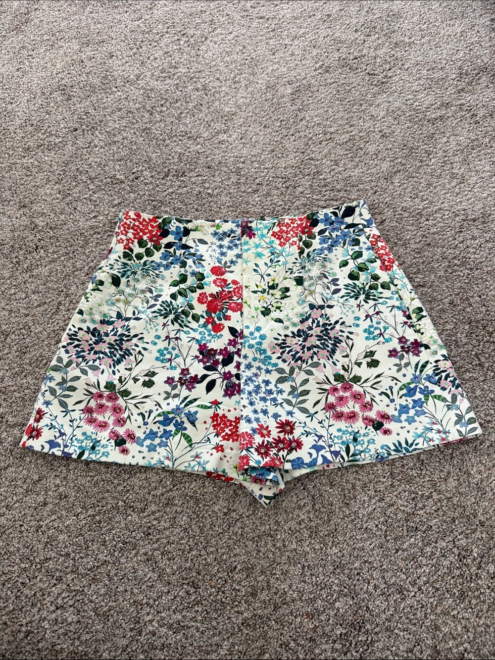 Zara Women’s High-Waist Floral Shorts - White with Multicolor Blossoms Medium
